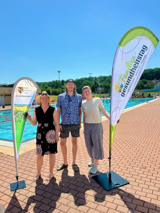 Drei Personen im Freibad